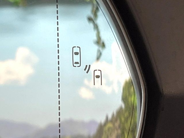 【ブラインドスポットモニター】走行中、ドアミラーの死角になりやすい箇所に後続車が接近するとサイドミラーのレンズに警告を表示!ドライバーに注意喚起をしてくれます。