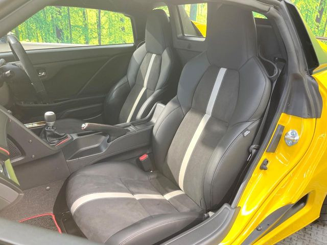 運転席シート廻りは使用感も少なく、良好な状態となっています。前オーナー様が丁寧に使っていたことがよくわかりますね。