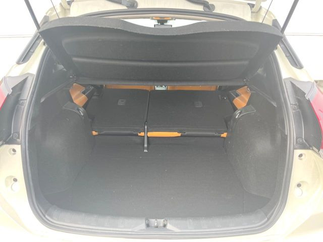 ラゲッジルームは、大容量のスペースを確保。普段のお買い物からレジャーまで、幅広く活躍してくれます!また、リアシートを倒すことでバリエーション豊かにお使いいただけます。
