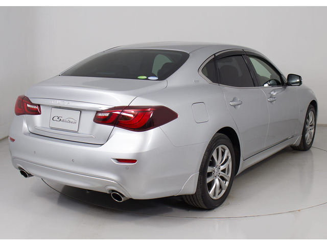 個性的なリアビューで御座います。精悍な佇まいは高級車ならではです。