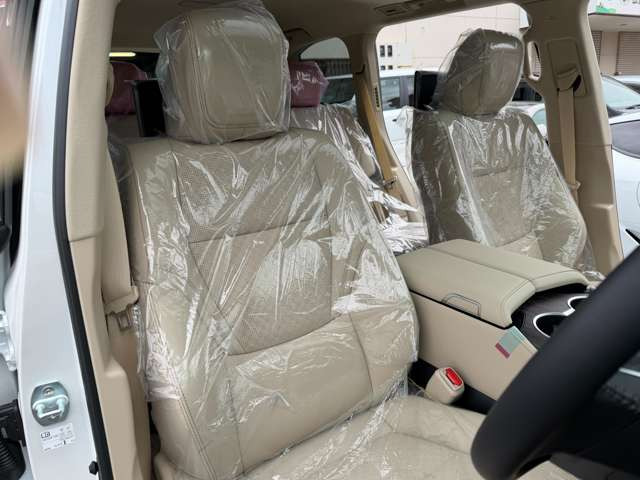 ニュートラルベージュレザーシート・シートベンチレーション(Hot&Cool)・メモリー付きパワーシート。