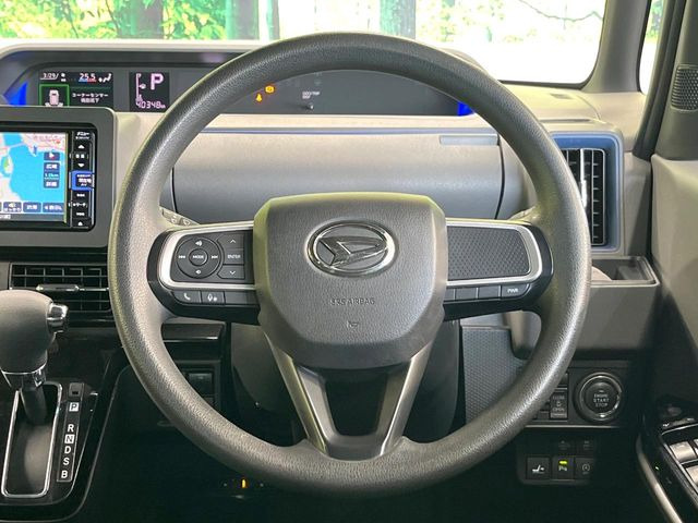 �C���e���A�ɍ��킹���f�U�C���̃X�e�A�����O�́A�^�]�������̂��Ƃ��l���A�^�]���₷���`��A�傫���ł��B�����x�A���ۂɐG���Ă��m���߂��������B