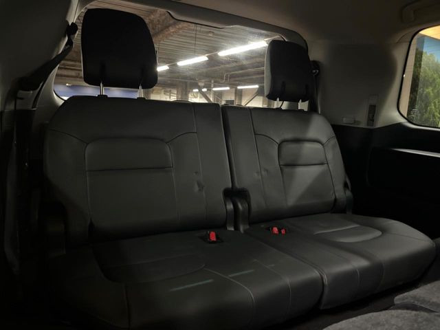 3列目シートはもちろん状態良好☆大人でもゆったりと座って頂けますので、大人数でのお出かけもラクラクです♪ご家族で、気の知れた仲間で、ドライブに行くのが楽しみですね♪