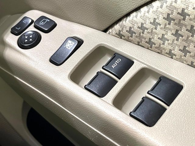 【電動格納ミラー】サイドミラーは電動格納式となっており、狭い駐車場でもキズがつくリスクを抑えられます。