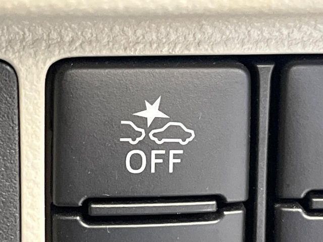 【スマートアシスト】走行中に前方の車両等を認識し、衝突しそうな時は警報とブレーキで衝突回避と被害軽減をアシスト。より安全にドライブをお楽しみいただけます。