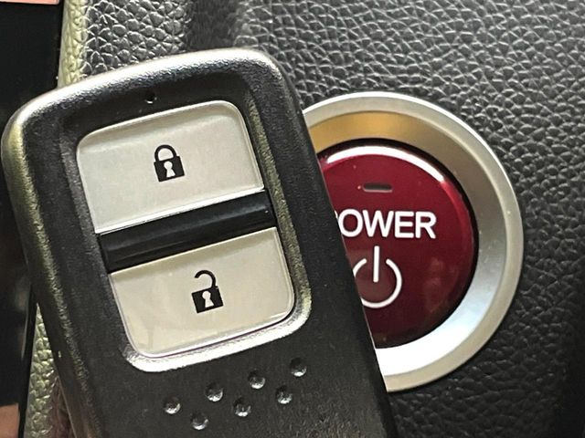 �yHonda�X�}�[�g�L�[�z�J�o����|�P�b�g�ɓ��ꂽ�܂܂ł��h�A�̎{���E�������\�ȃX�}�[�g�L�[�𑕔��B�G���W���̃I���E�I�t�����J�M�����o���K�v����������Ƃ��Ă��֗��ł���