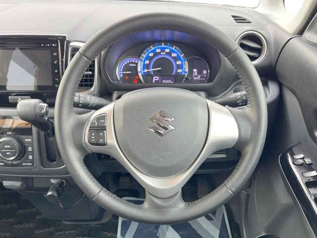 �C���e���A�ɍ��킹���f�U�C���̃X�e�A�����O�́A�^�]�������̂��Ƃ��l���A�^�]���₷���`��A�傫���ł��B�����x�A���ۂɐG���Ă��m���߂��������B