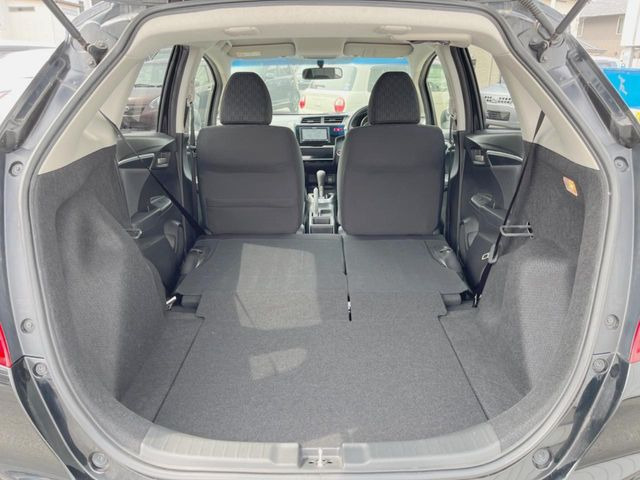 ���i�̂���������ʋ΁A���}���ɏ\���ȉ׎��X�y�[�X���m�ۂ��Ă���܂��B�Z�J���h�V�[�g��|���ƁA�傫�ȉו��̐ύڂ��\�ł���