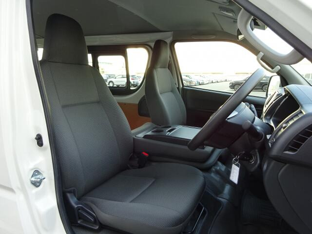 運転席も大きな擦れもなく状態良好です。