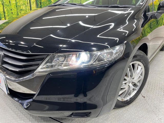 【HIDヘッドライト】非常に明るく前方を照らしてくれるので、悪天候や夜間の走行時も視界良好で安心してお乗りいただけます。