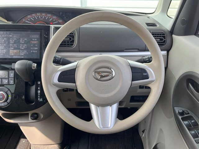 �C���e���A�ɍ��킹���f�U�C���̃X�e�A�����O�́A�^�]�������̂��Ƃ��l���A�^�]���₷���`��A�傫���ł��B�����x�A���ۂɐG���Ă��m���߂��������B