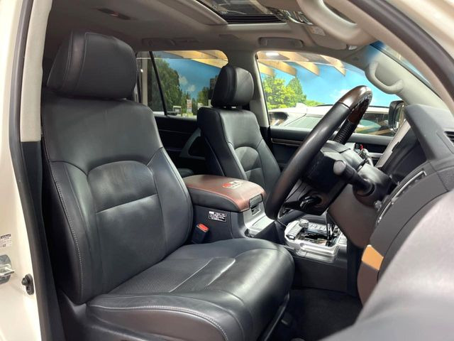 【黒革シート】上質な本革を使用し、高級感あふれる黒革シート。常に体に触れる部分だから、座り心地の良さにはこだわりたいですね♪汚れの付着や劣化を抑制する内装コーティング施工もおススメですよ♪