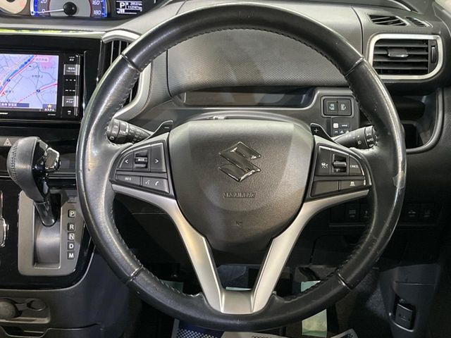 �C���e���A�ɍ��킹���f�U�C���̃X�e�A�����O�́A�^�]�������̂��Ƃ��l���A�^�]���₷���`��A�傫���ł��B�����x�A���ۂɐG���Ă��m���߂��������B