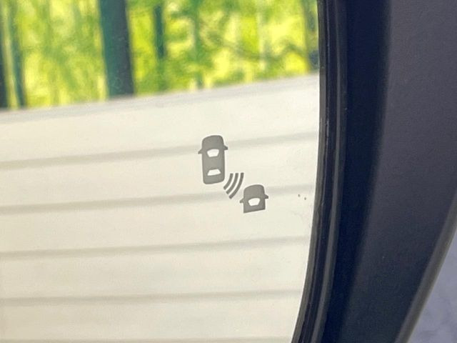 【後方車輛検知】走行中、ドアミラーの死角になりやすい箇所に後続車が接近するとサイドミラー付近に警告を表示、ドライバーに注意喚起をしてくれます。