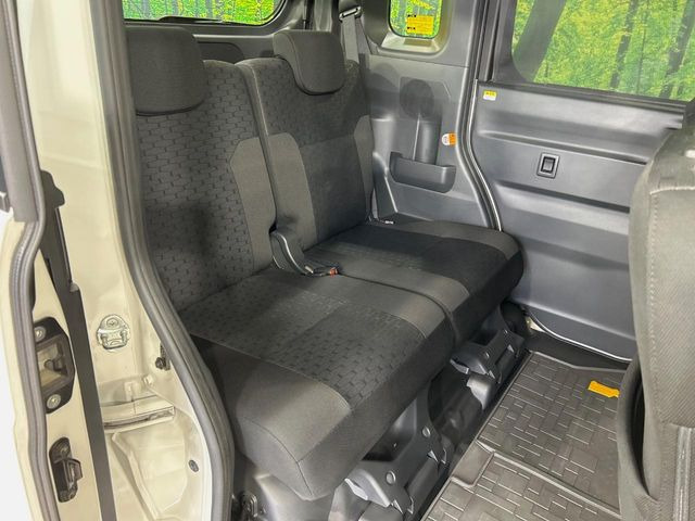後部座席も気になるようなキズ・汚れやへたり等、大きなダメージはなく、良好な状態です。
