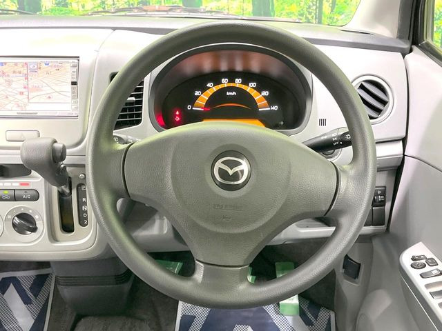 �C���e���A�ɍ��킹���f�U�C���̃X�e�A�����O�́A�^�]�������̂��Ƃ��l���A�^�]���₷���`��A�傫���ł��B�����x�A���ۂɐG���Ă��m���߂��������B