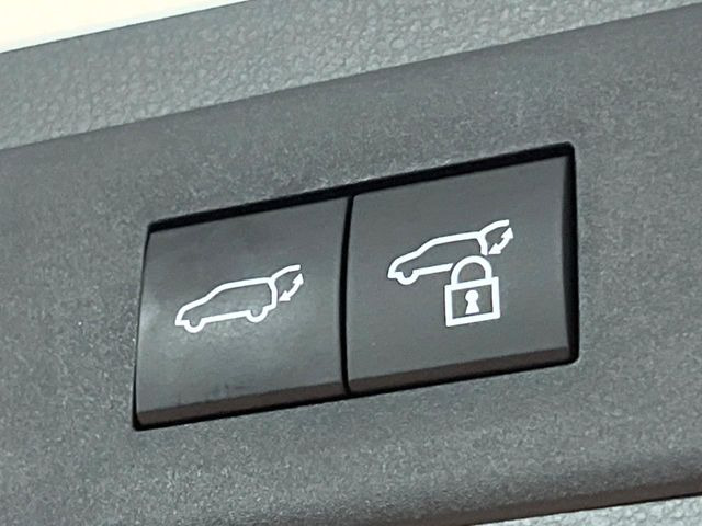 【ハンズフリーパワーバックドア】リアバンパー下部に足先を出し入れするだけでバックドアが自動で開閉♪両手が荷物でふさがっている時でもラクラク開閉操作が行えます!