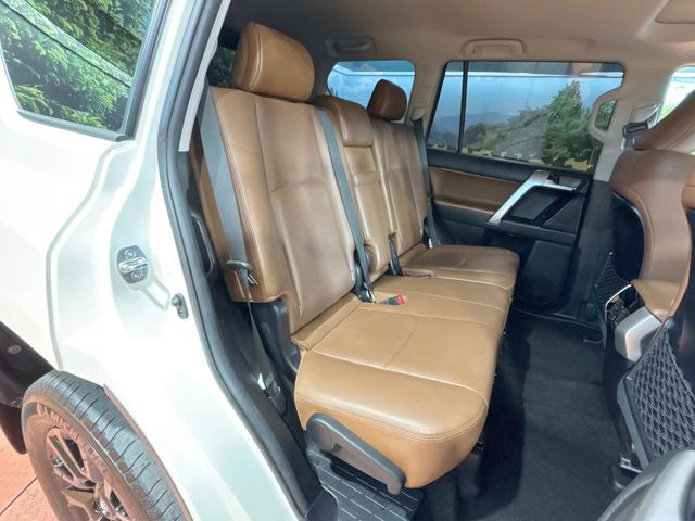 後部座席も気になるようなキズ・汚れやへたり等、大きなダメージはなく、良好な状態です。