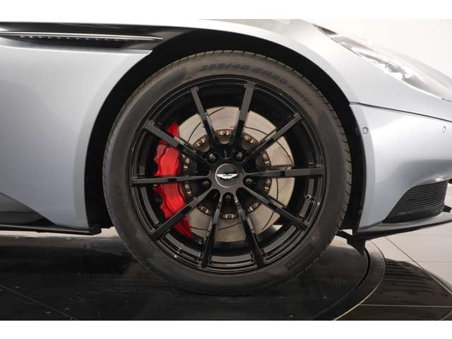 ブラックのAMR専用20インチホイールにレッドキャリパーが選択され、アクセントが際立つ組み合わせとなっております。