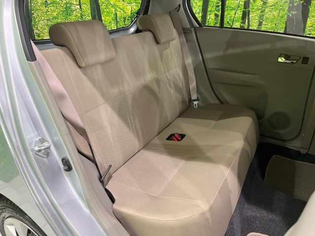 後部座席も気になるようなキズ・汚れやへたり等、大きなダメージはなく、良好な状態です。