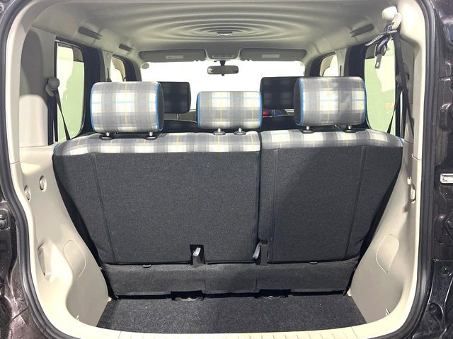 普段のお買い物や通勤、送迎等に十分な荷室スペースを確保しております。セカンドシートを倒すと、大きな荷物の積載も可能です♪