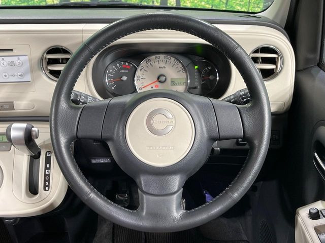 �C���e���A�ɍ��킹���f�U�C���̃X�e�A�����O�́A�^�]�������̂��Ƃ��l���A�^�]���₷���`��A�傫���ł��B�����x�A���ۂɐG���Ă��m���߂��������B