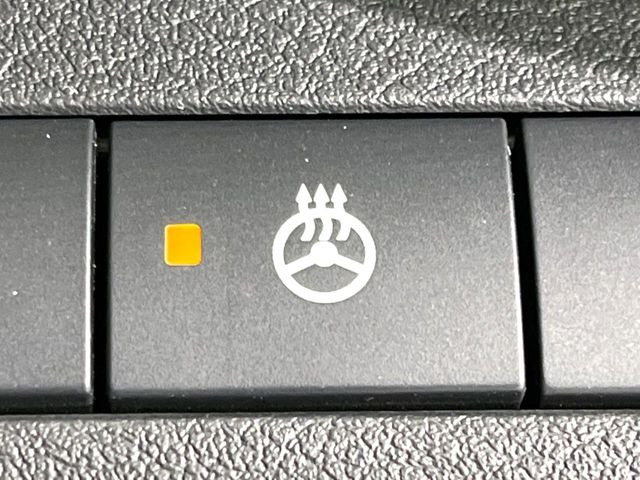 【ステアリングヒーター】冬場に冷たくなりやすい革巻きステアリングを、スイッチ一つで素早く適温に!エアコンよりも早く温まってくれるので、寒い日の運転も快適になりますね♪