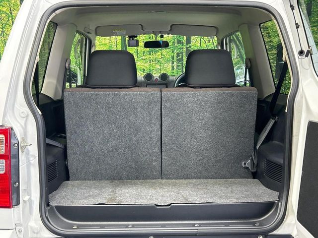 ���i�̂���������ʋ΁A���}���ɏ\���ȉ׎��X�y�[�X���m�ۂ��Ă���܂��B�Z�J���h�V�[�g��|���ƁA�傫�ȉו��̐ύڂ��\�ł���