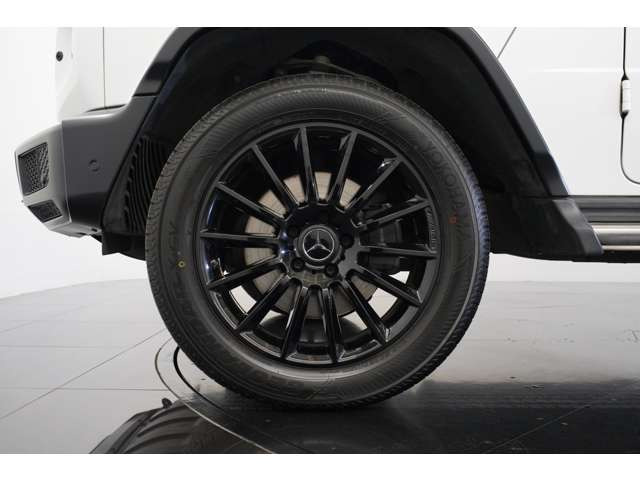 足元にはハイグロスブラック20インチAMGマルチスポークアルミホイールを装着。見た目だけでなく安定した走りを実現します。