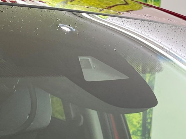 �y�z���_�Z���V���O�z���s���ɑO���̎ԗ�����F�����A�Փ˂������Ȏ��͌x��ƃu���[�L�ŏՓˉ���Ɣ�Q�y�����A�V�X�g�B�����S�Ƀh���C�u�����y���݂��������܂��B