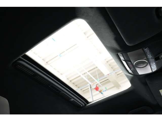 ガラススライディングルーフ搭載で、車内空間を明るく照らしてくれます。