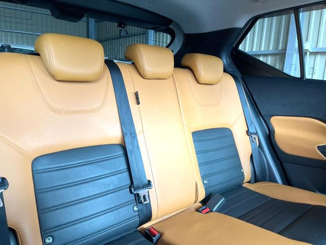 後部座席も気になるようなキズ・汚れやへたり等、大きなダメージはなく、良好な状態です。