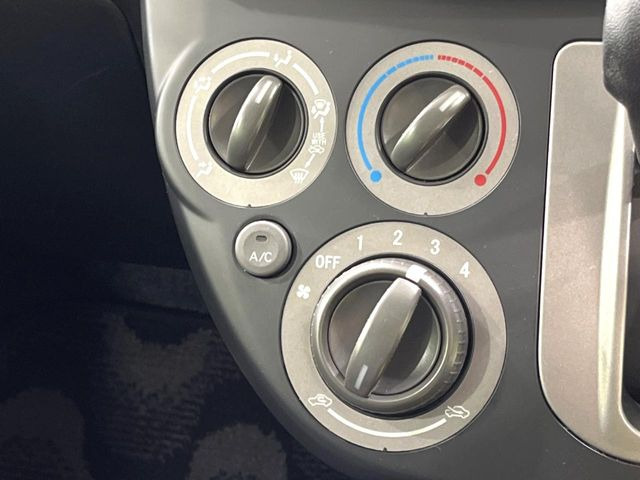 寒い冬も暑い夏も全席に快適な空調を届けてくれる、ダイヤル式エアコンを装備♪