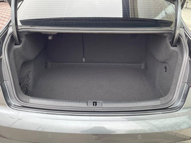 ●トランクルーム:趣味が広がる収容スペース!これだけの広さがあればお買い物やレジャーなどにも最適です!使用感も少なくきれいな状態を維持しております。