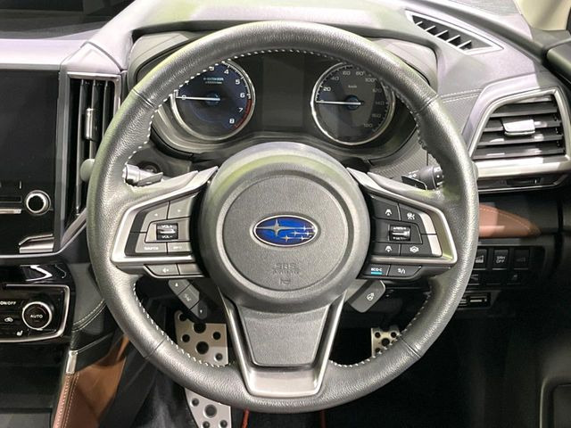 �C���e���A�ɍ��킹���f�U�C���̃X�e�A�����O�́A�^�]�������̂��Ƃ��l���A�^�]���₷���`��A�傫���ł��B�����x�A���ۂɐG���Ă��m���߂��������B