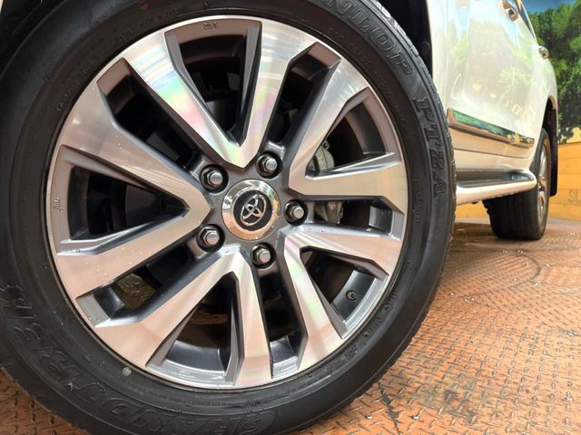 【純正20インチアルミホイール】外観にマッチした純正アルミホイールを装着しております。各種社外アルミホイールや、スタッドレスタイヤも取扱いしております。是非ご相談ください♪