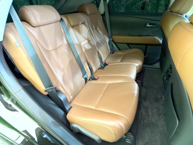 広々とした2列目シートは居住性が高く、居心地も快適!友達や家族とのお出かけにぴったりです。ベビーシートやチャイルドシート使用時も快適にお過ごしいただける十分な空間を確保しています。