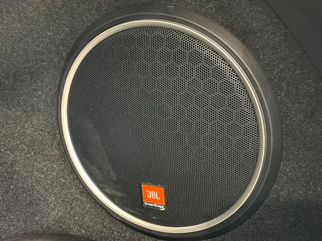 �yJBL�T�E���h�V�X�e���z���[�J�[�I�v�V�����̍��i�ʃT�E���h�V�X�e���𓋍ځB��p�̃`���[�j���O���{���ꂽ�召�l�X�ȃX�s�[�J�[����ǎ��ȃT�E���h���t�ł��A�Տꊴ���ӂ�鉹����Ԃ����o���܂��B