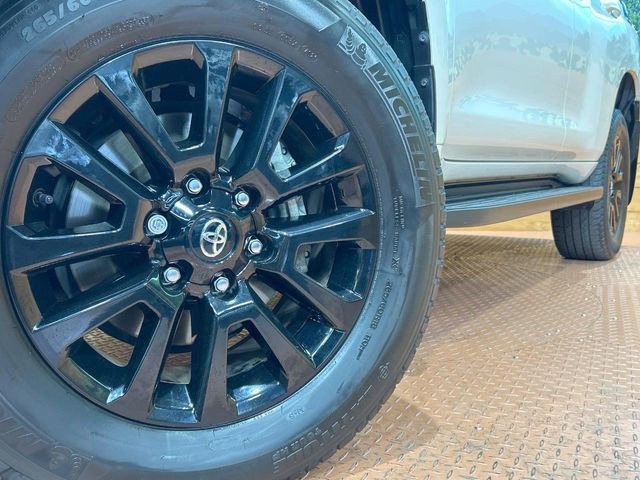 【純正18インチアルミホイール】外観にマッチした純正アルミホイールを装着しております。各種社外アルミホイールや、スタッドレスタイヤも取扱いしております。是非ご相談ください♪
