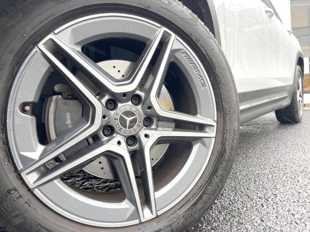 ●純正19インチアルミホイール:輸入車ならではの卓越した走りを支えるホイールと足回りです!日本車の走りに慣れている方にもぜひ体感して頂きたいほど、高いレベルでまとまっています!