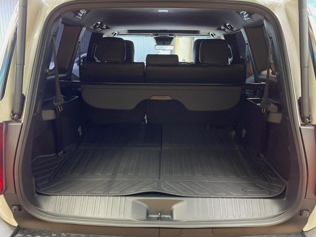 ���i�̂���������ʋ΁A���}���ɏ\���ȉ׎��X�y�[�X���m�ۂ��Ă���܂��B�Z�J���h�V�[�g��|���ƁA�傫�ȉו��̐ύڂ��\�ł���