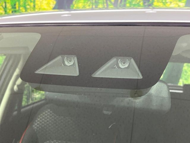 【スマートアシスト】走行中に前方の車両等を認識し、衝突しそうな時は警報とブレーキで衝突回避と被害軽減をアシスト。より安全にドライブをお楽しみいただけます。