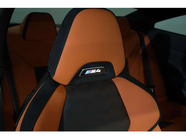 後席のレザーも張りのあるしっかりとした品質を保っております。可倒式のシートで、長尺物も難なく積み込むことが可能でございます。