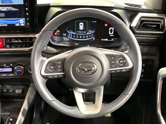 インテリアに合わせたデザインのステアリングは、運転される方のことも考え、運転しやすい形状、大きさです。是非一度、実際に触ってお確かめください。