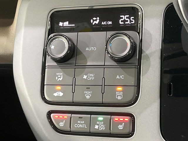 【オートエアコン】一度お好みの温度に設定すれば、車内の温度を検知し風量や温度を自動で調整。暑い&hellip;寒い&hellip;と何度もスイッチ操作をする必要はありません。快適な車内空間には必須の機能ですね♪