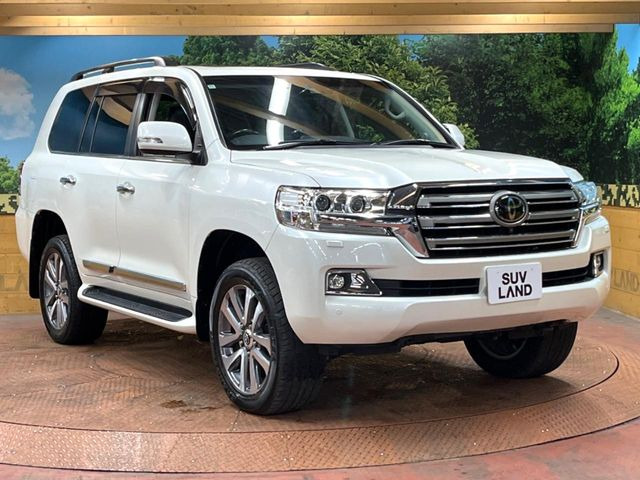 高透明度のガラス皮膜で撥水はもちろん、上質なツヤ・光沢を実現。紫外線や酸性雨から大切な愛車を保護し、色あせ・劣化を防止。「弾スプラッシュコート」、「弾プリミッサコート」からお選びいただけます。