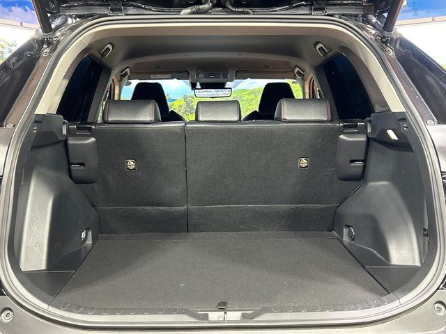 積み下ろしのしやすいデッキにはたっぷりと荷物を積み込んでいただけます。遊びから仕事まで、様々なシーンで頼れます♪