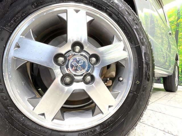 【純正15インチアルミホイール】外観にマッチした純正アルミホイールを装着しております。各種社外アルミホイールや、スタッドレスタイヤも取扱いしております。是非ご相談ください♪