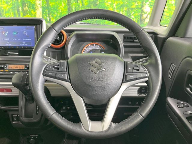 �C���e���A�ɍ��킹���f�U�C���̃X�e�A�����O�́A�^�]�������̂��Ƃ��l���A�^�]���₷���`��A�傫���ł��B�����x�A���ۂɐG���Ă��m���߂��������B