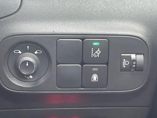 �����[���L�[�s���O�A�V�X�g:���s�Ԑ��̈�E�������Ă����@�\�B���s���ɁA�N���}���Ԑ�����O��Ă��邱�Ƃ��J���������m����ƁA�X�e�A�����O����U�������ăh���C�o�[�Ɍx�����܂��B